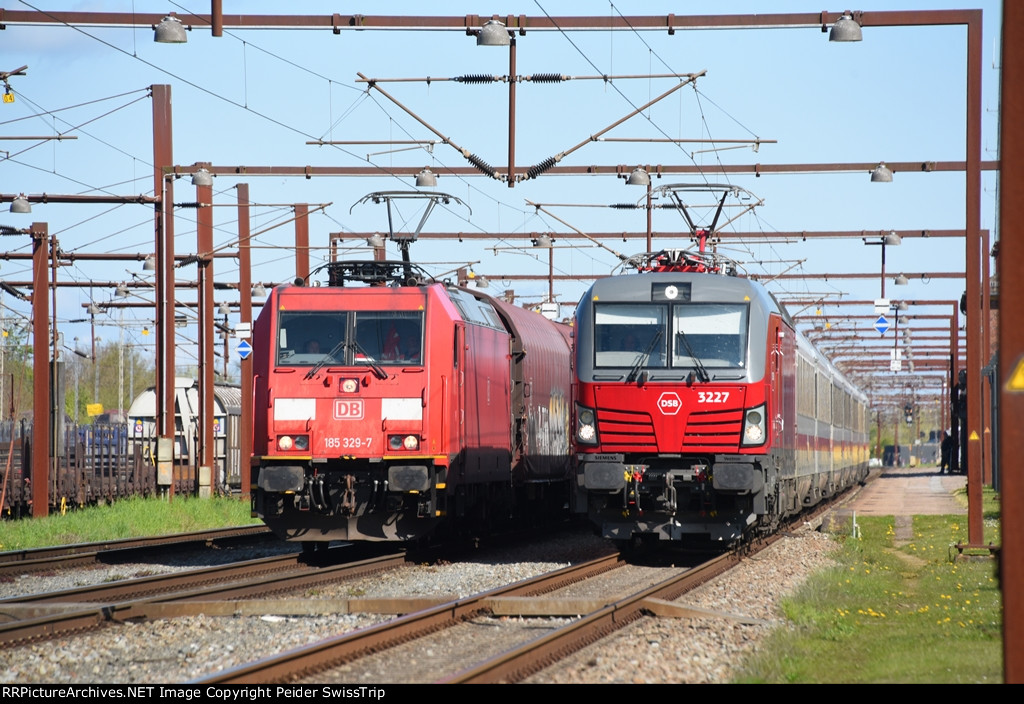 DB Cargo 185 329 and DSB Vectron 3227